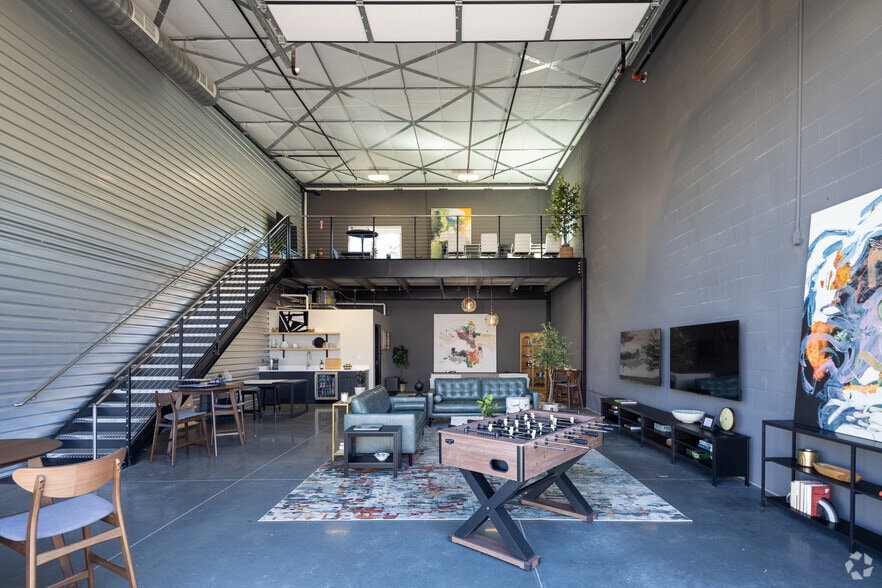 More Photos Of 5705-5725 Stables Way, Alpharetta Showroom For Lease