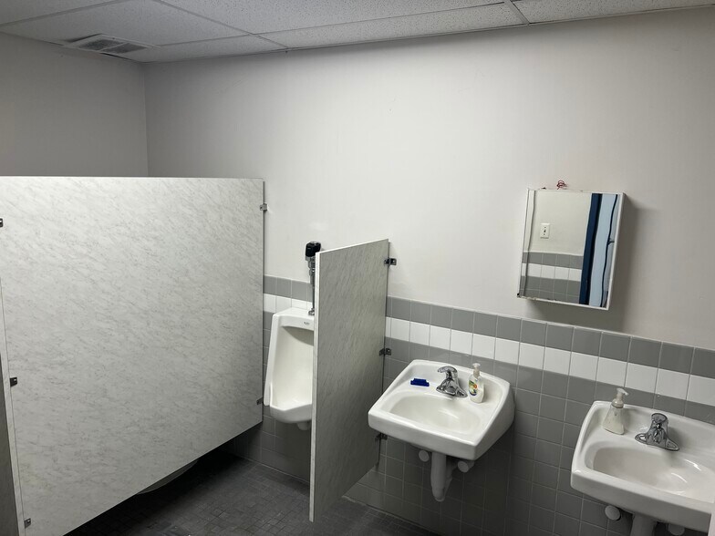 More Photos Of 1650 Oak St, Lakewood Manufacturing For Lease