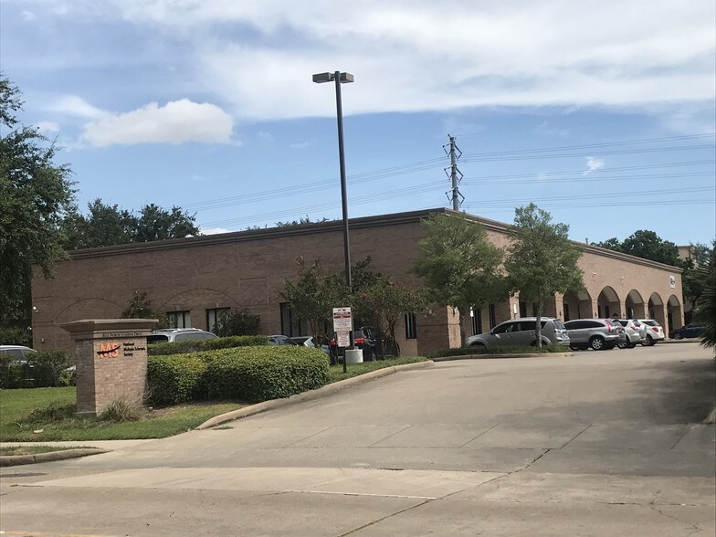 More Photos Of 8111 N Stadium Dr, Houston Office For Lease