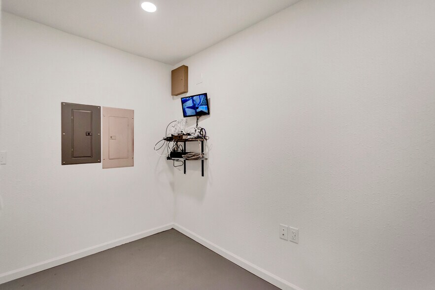 More Photos Of 5803 SE Johnson Creek Blvd, Portland Self Storage For Sale