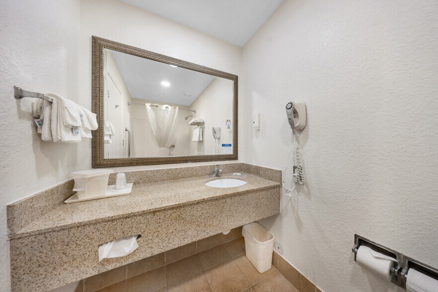 More Photos Of 333 SE 1st Ave, Florida City Hotel For Sale