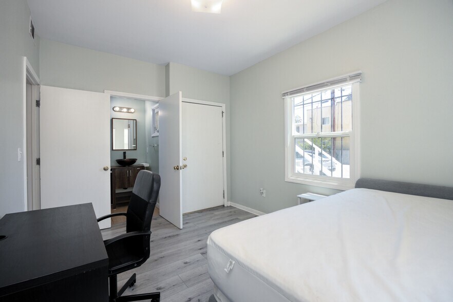 More Photos Of 1220 W 27th St, Los Angeles Dormitory For Sale