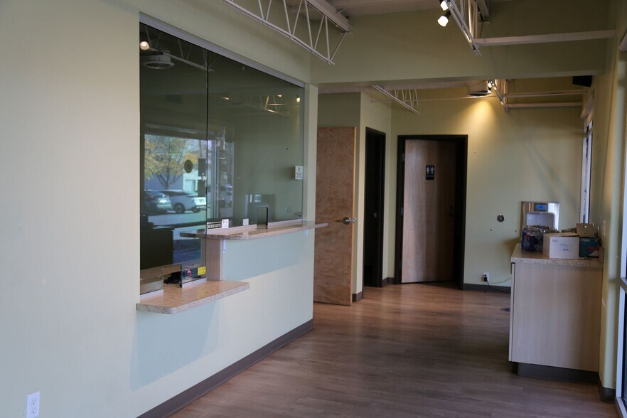 More Photos Of 136 Washington SE, Albuquerque Storefront Retail Office For Sale