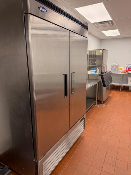 More Photos Of 1521 E Nob Hill Blvd, Yakima General Retail For Lease