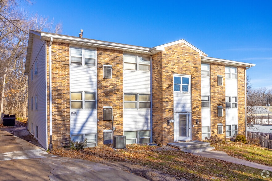 Primary Photo Of 2411 Welbeck Rd, Des Moines Apartments For Sale