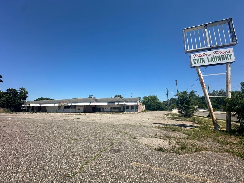 More Photos Of 306 W Willow St, Lansing General Retail For Sale