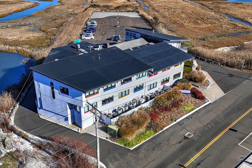 More Photos Of 530 Old Whitfield St, Guilford Office For Lease