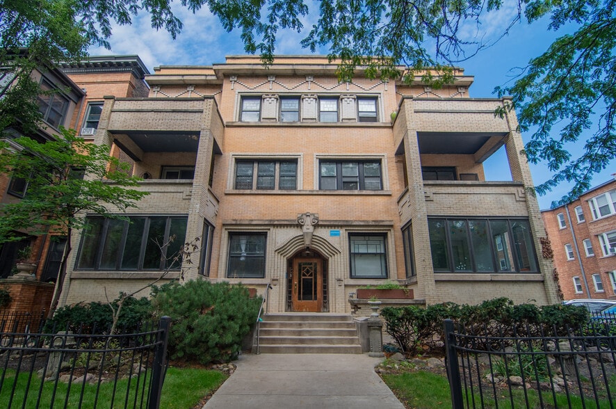 Primary Photo Of 844 W Lakeside Pl, Chicago Multifamily For Sale
