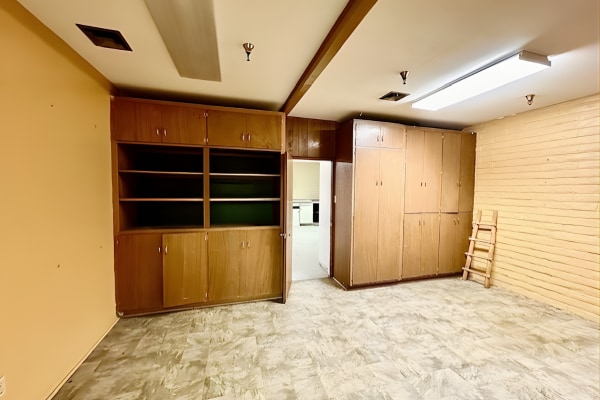 More Photos Of 298 N Pine St, Globe Light Distribution For Sale