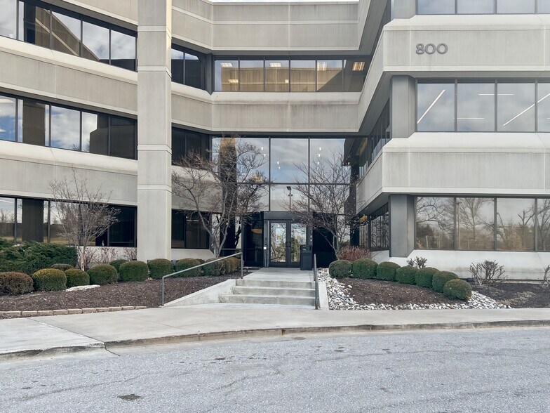 More Photos Of 800 E 101st Ter, Kansas City Coworking Space