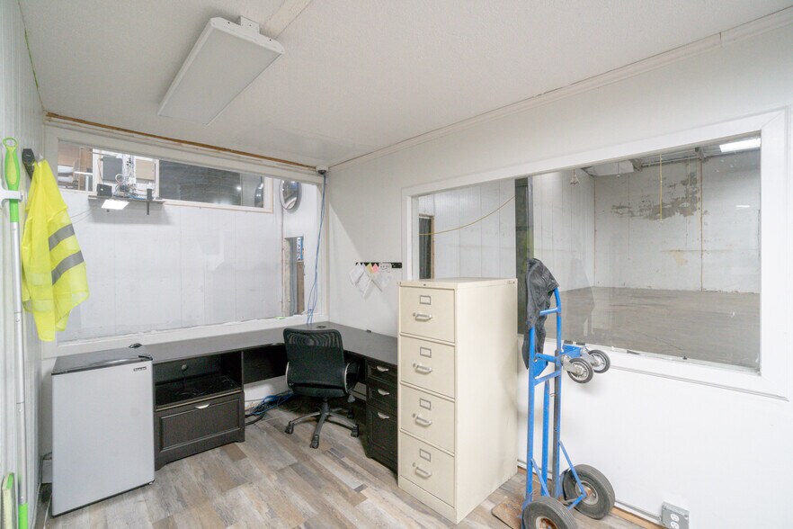 More Photos Of 13501 S Main St, Los Angeles Warehouse For Lease