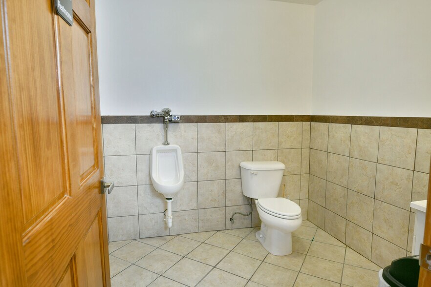 More Photos Of 3019 Parkman Rd NW, Warren Flex For Sale