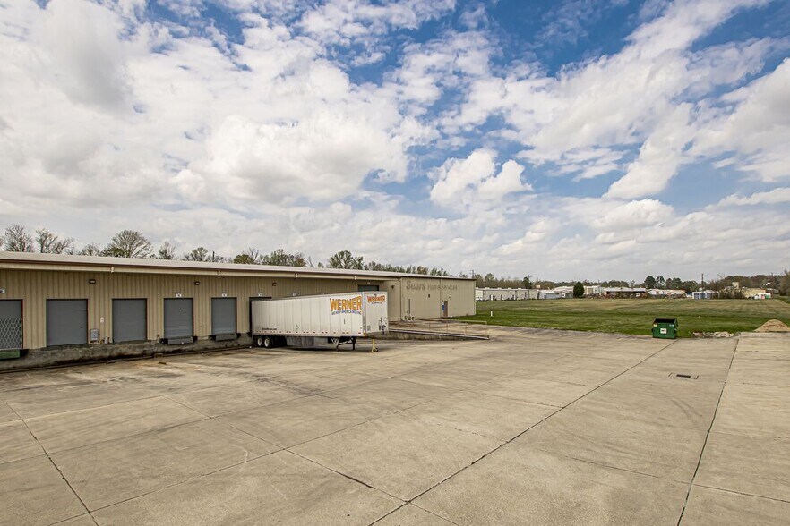 More Photos Of 810 W Highway 30, Gonzales Warehouse For Lease