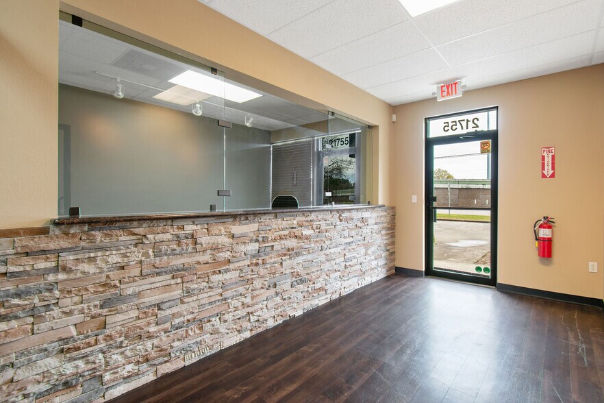 More Photos Of 21755 N I-45 Fwy, Spring Flex For Sale
