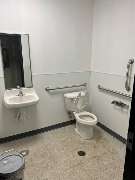 More Photos Of 3315 W 115th St, Merrionette Park General Retail For Lease