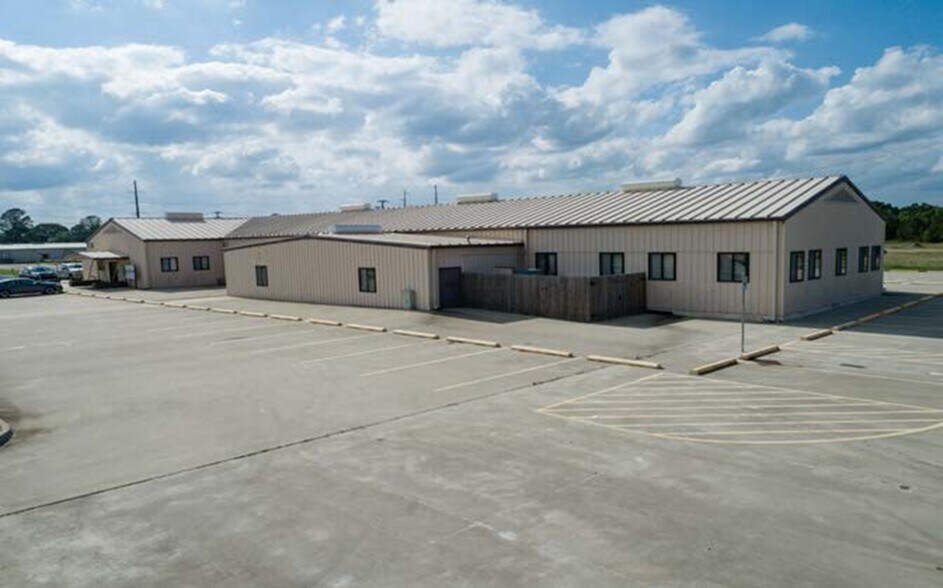 More Photos Of 228 Texas Ave, Hooks Office For Lease