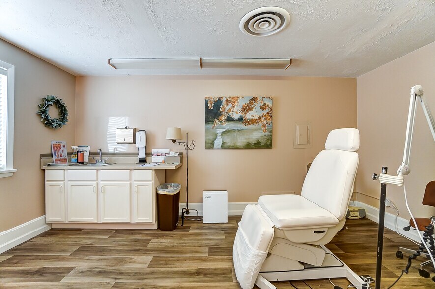 More Photos Of 1010-1090 N Market St, Troy Medical For Lease