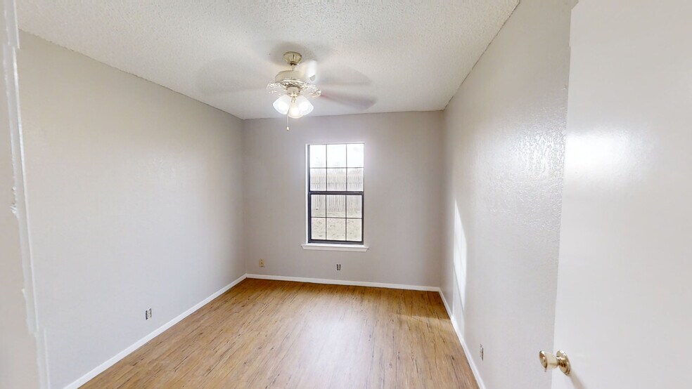 More Photos Of 402 SE 6th St, Andrews Apartments For Sale