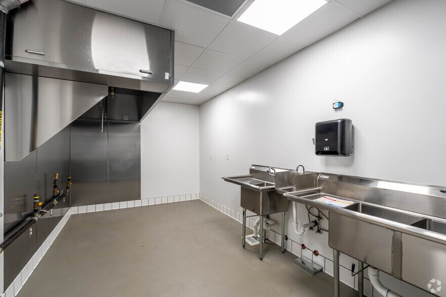 More Photos Of 5600 Roosevelt Way, Seattle Freestanding For Lease