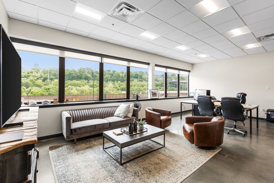 More Photos Of 1217 W 12th St, Kansas City Flex For Lease