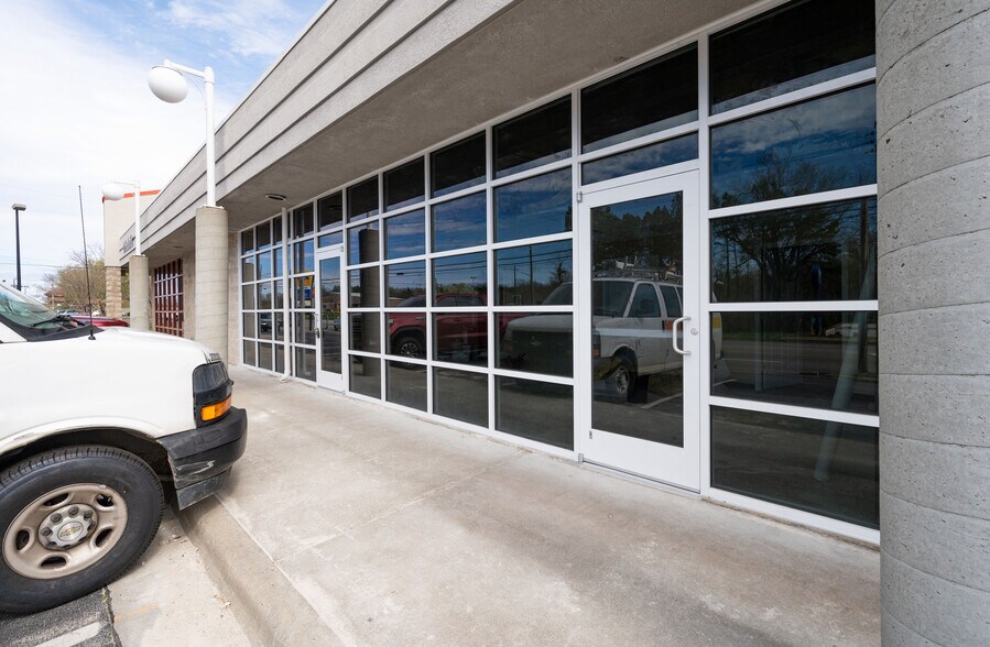 More Photos Of 416-424 N Madison Blvd, Roxboro General Retail For Lease