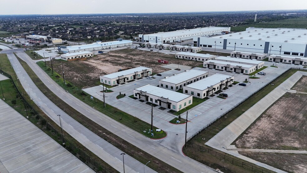 More Photos Of 30625 Kingsland Blvd, Brookshire Medical For Lease