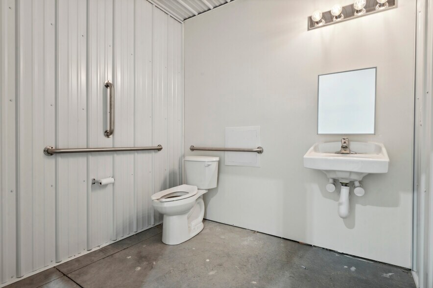 More Photos Of 1600 Porter Rd, Bear Distribution For Lease