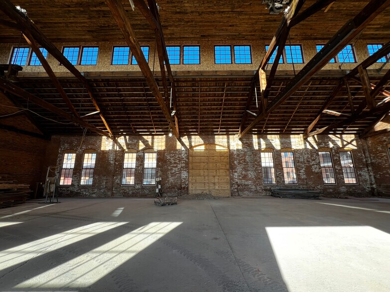 More Photos Of 990 Washington St, Dubuque Bar For Lease