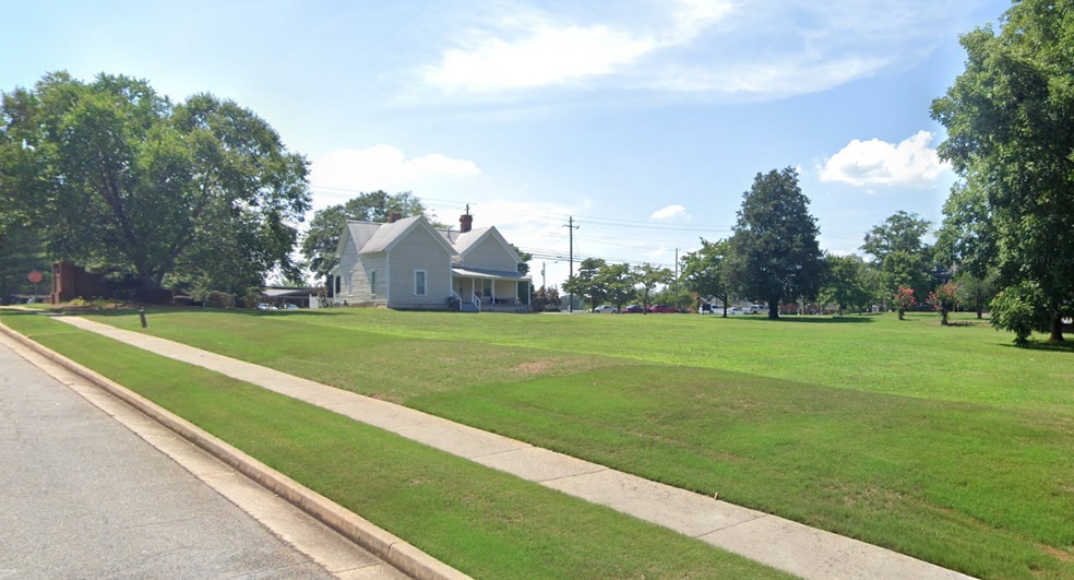 More Photos Of 405 N Jeff Davis Dr, Fayetteville Freestanding For Sale