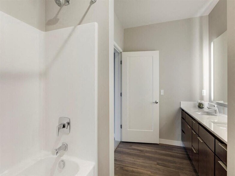 More Photos Of 10 2nd St SE, Minneapolis Apartments For Lease