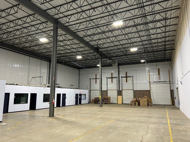 More Photos Of 30 Post Rd, Colonie Warehouse For Lease