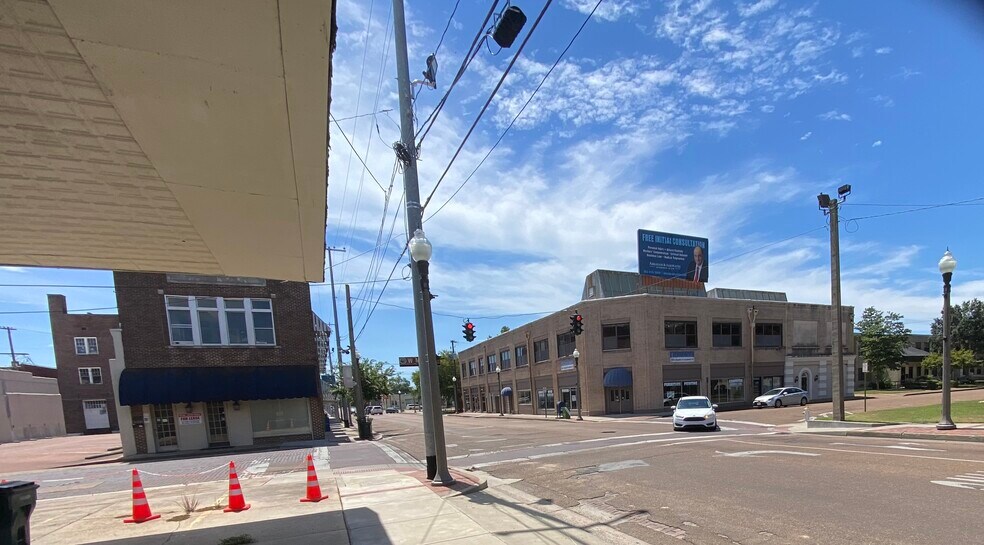More Photos Of 305 W Market St, Greenwood Office Residential For Sale