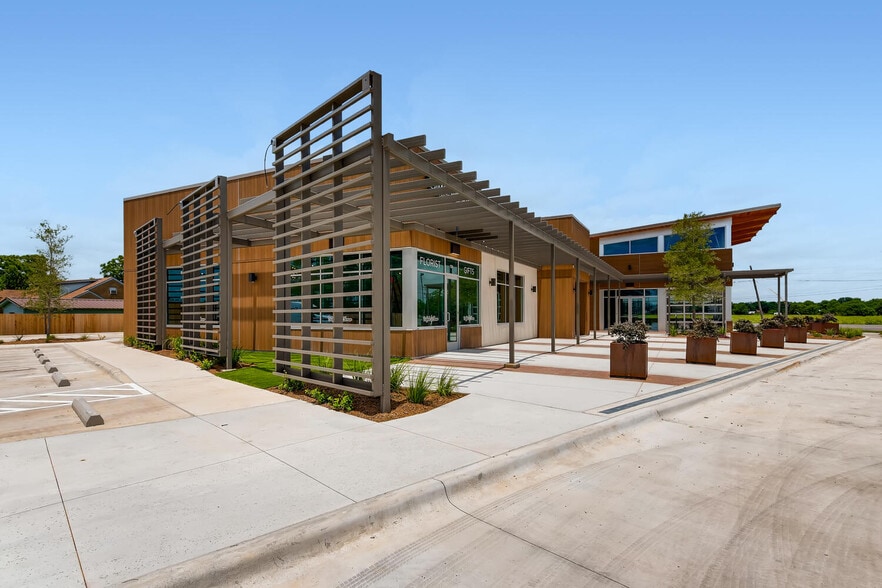 More Photos Of 1101 Main St, Lockhart Freestanding For Lease