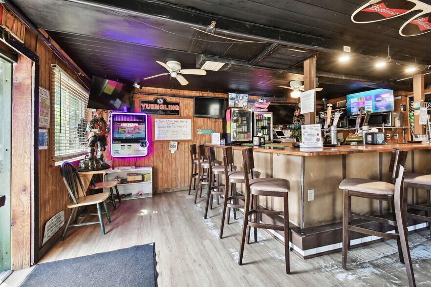 More Photos Of 3007 6th St S, Saint Petersburg Bar For Sale