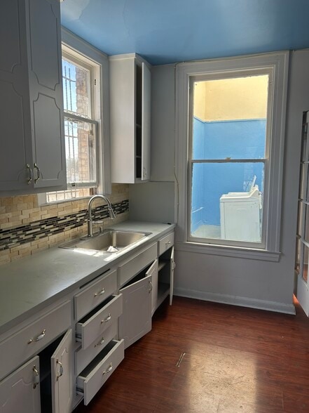 More Photos Of 1856 W Washington Blvd, Los Angeles General Retail For Sale
