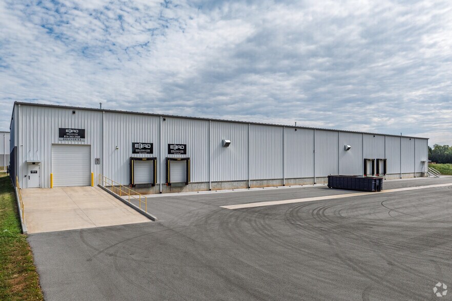 More Photos Of 802 Lillian, Strafford Warehouse For Lease