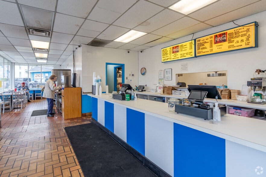 More Photos Of 199 E Hwy 60, Pekin Bar For Sale