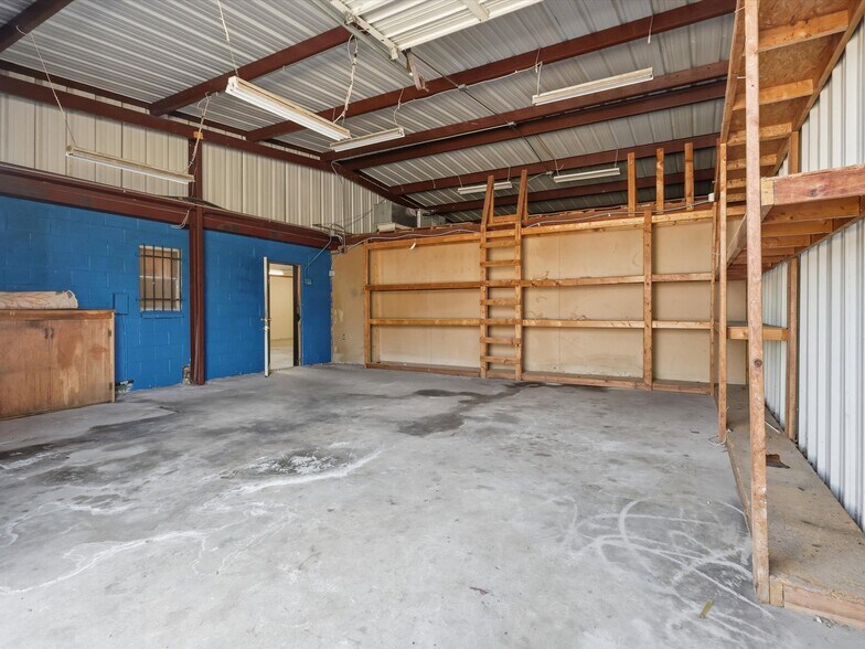 More Photos Of 4208 Benbrook Hwy, Fort Worth Office For Sale