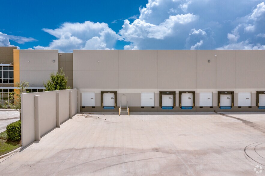 More Photos Of 10939 Fischer Rd, Von Ormy Warehouse For Lease