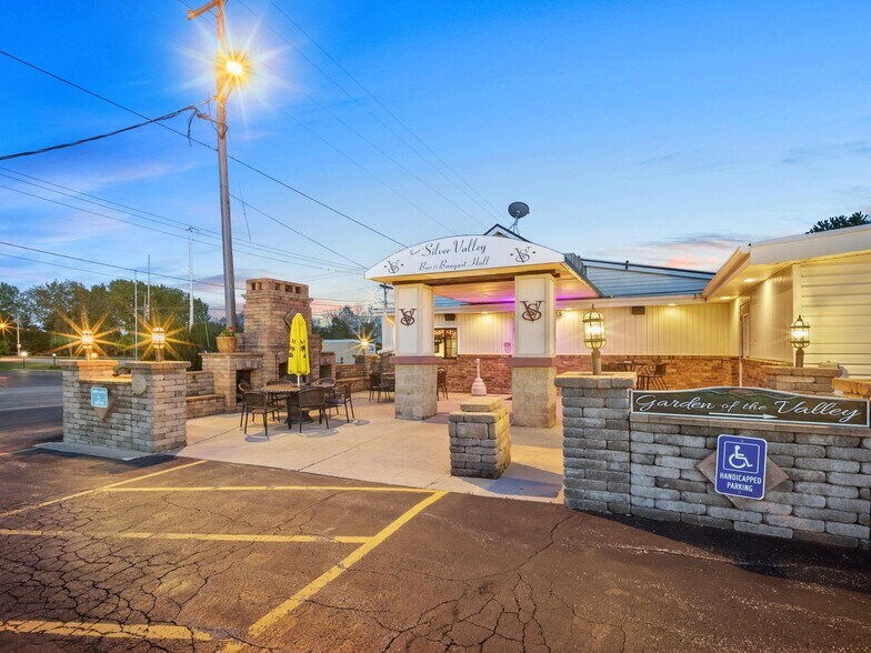 More Photos Of 1222 S Alverno Rd, Manitowoc Restaurant For Sale