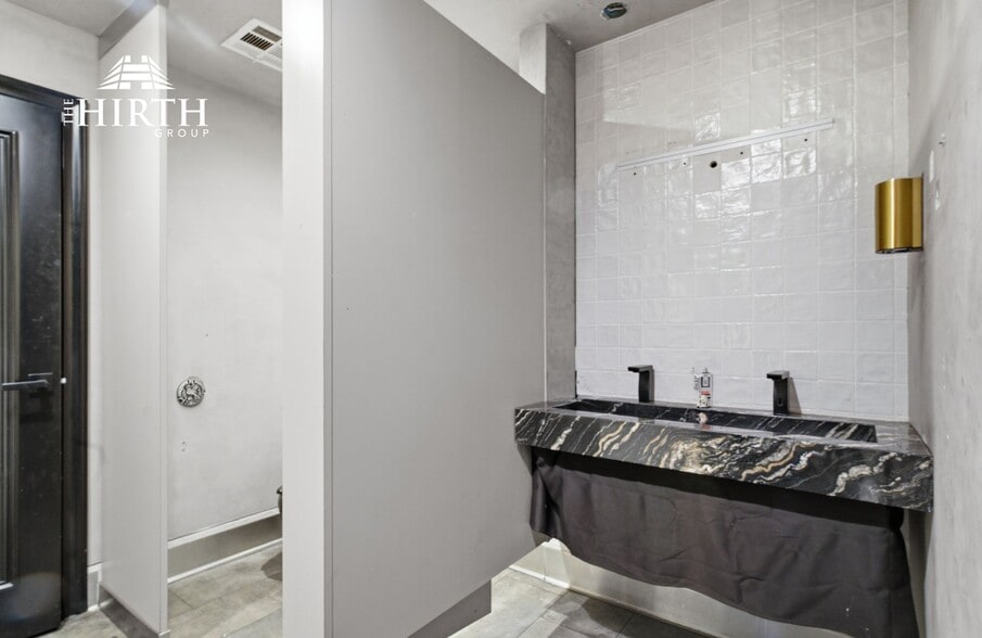 More Photos Of 1612-1616 N Cahuenga Blvd, Hollywood Restaurant For Sale