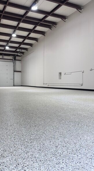 More Photos Of 517 N Lake Ave, Twin Lakes Showroom For Lease