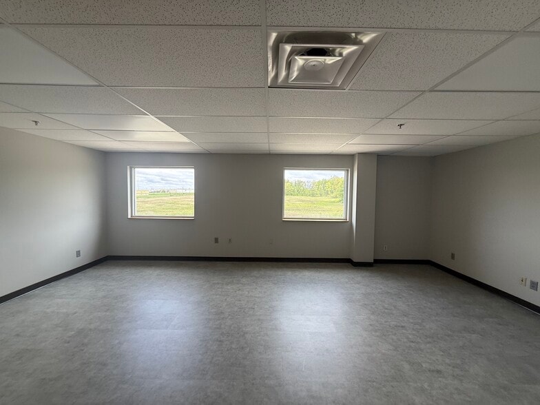 More Photos Of 1615 W McDonald St, Hartford City Warehouse For Sale