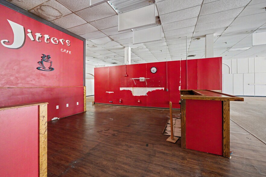 More Photos Of 106 Musgrove St, Clinton Storefront Retail Office For Sale