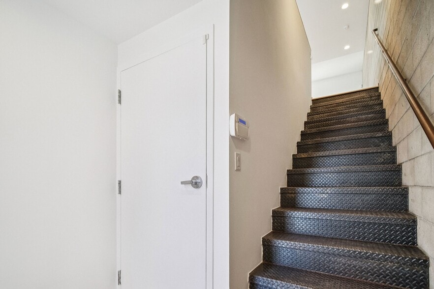 More Photos Of 717 N Highland Ave, Los Angeles Flex For Sale