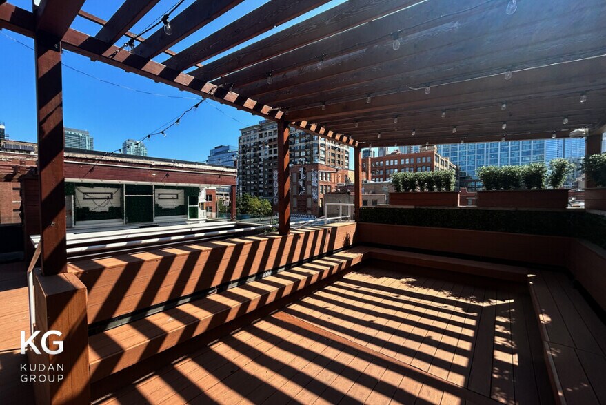 More Photos Of 324-326 W Chicago Ave, Chicago General Retail For Sale