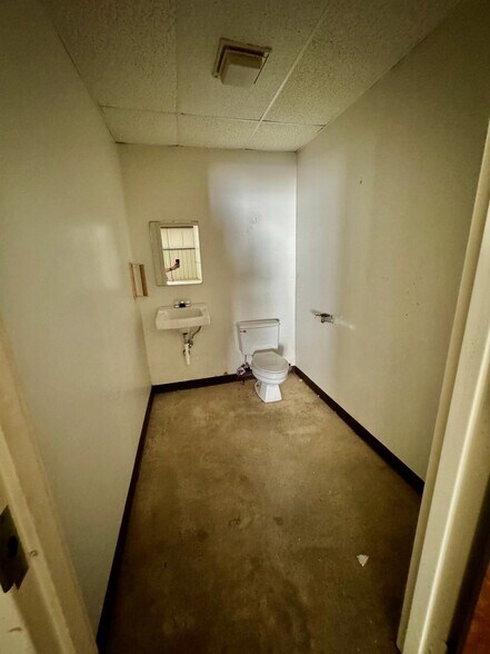 More Photos Of 2514 C-2514 E N Fayetteville St, Randleman Warehouse For Lease