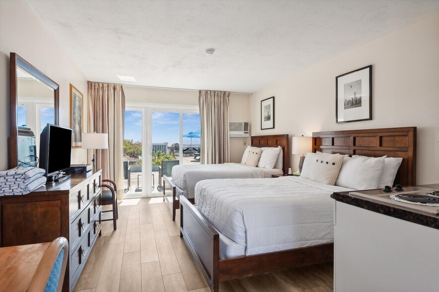 More Photos Of 84 S Emerson Ave, Montauk Hotel For Sale