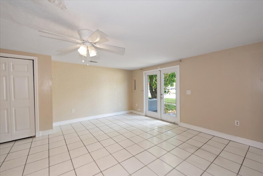 More Photos Of 1905 Oakley Ave, Fort Myers Apartments For Sale