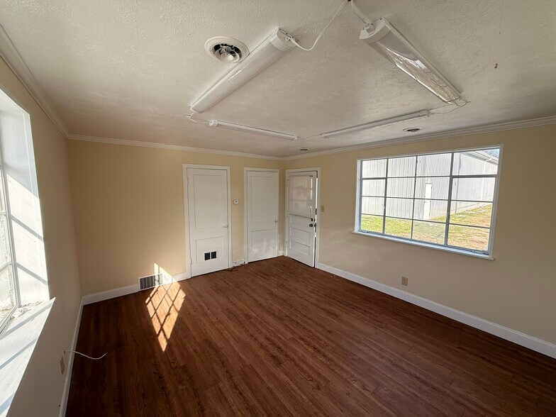 More Photos Of 135 Kensington Ave, Zanesville Warehouse For Lease